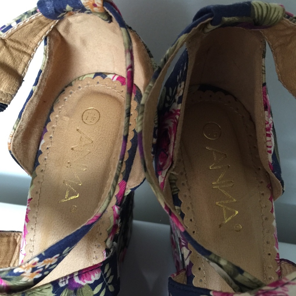 ❌SOLD ON CURTSY❌ Floral Buckle Strappy Wedges - Picture 8 of 8